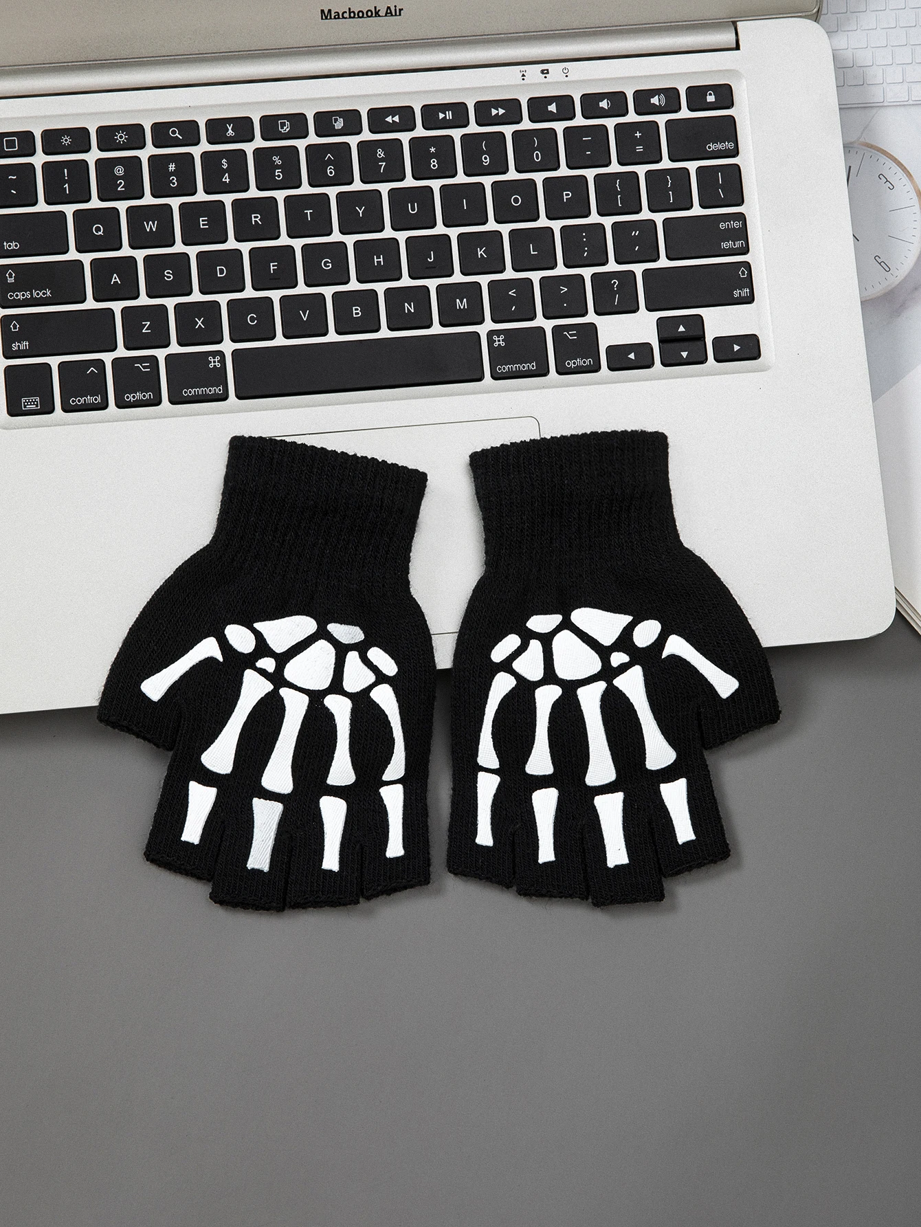 1pcs New Kids Halloween Skeleton Skull Half Finger Luminous Punk Gloves Winter Skull Fingerless Black Mitten