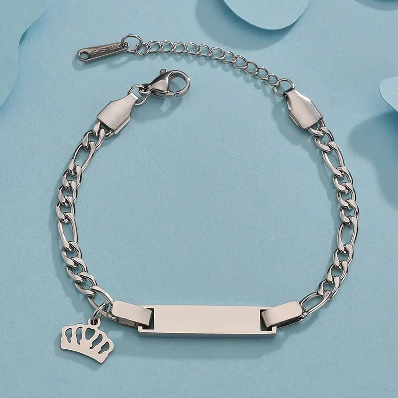 Pulseira personalizada com nome do bebê para crianças recém-nascidas, presente para meninos e meninas, gravação personalizada de aço inoxidável, pulseira fofa com pingente de coroa 2025