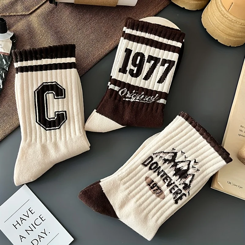 

5 Pairs Retro American Men's Socks - Comfort Breathable Mid-Calf Basketball Socks with "1977" & "LA" Design