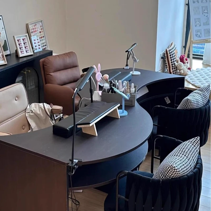 

Современный простой коричневый и черный S-образный набор столов и стульев для дизайна ногтей, одинарная двойная и тройная мебель для стола для дизайна ногтей