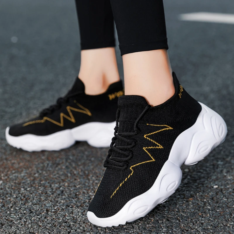 أحذية رياضية نسائية بنعل سميك، أحذية جديدة خفيفة الوزن بنعل سميك لخريف 2025 مناسبة لنمط رياضي للربيع والخريف، أحذية نسائية برباط 7028