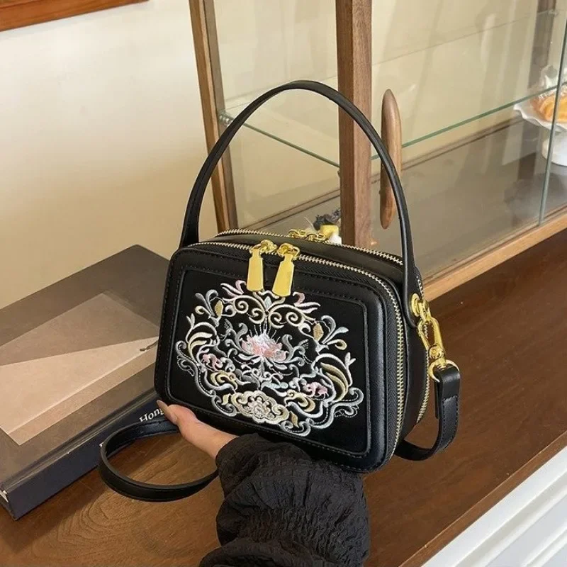 Minimalist Unique Leather Women's Shoulder Bag Luxury Designer Large Capacity Vintage Fashionable Diaper Bags For Commuter
