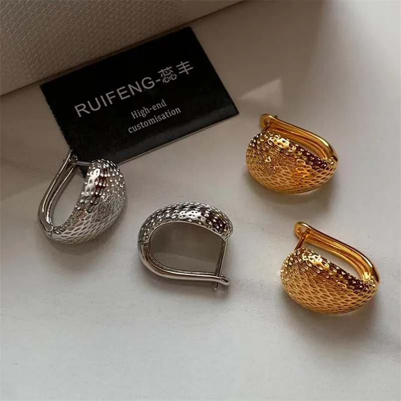 Elegant European And American Style Metal Ear Cuffs for Women High-End Daily Party Jewelry Accessories Trendsetter