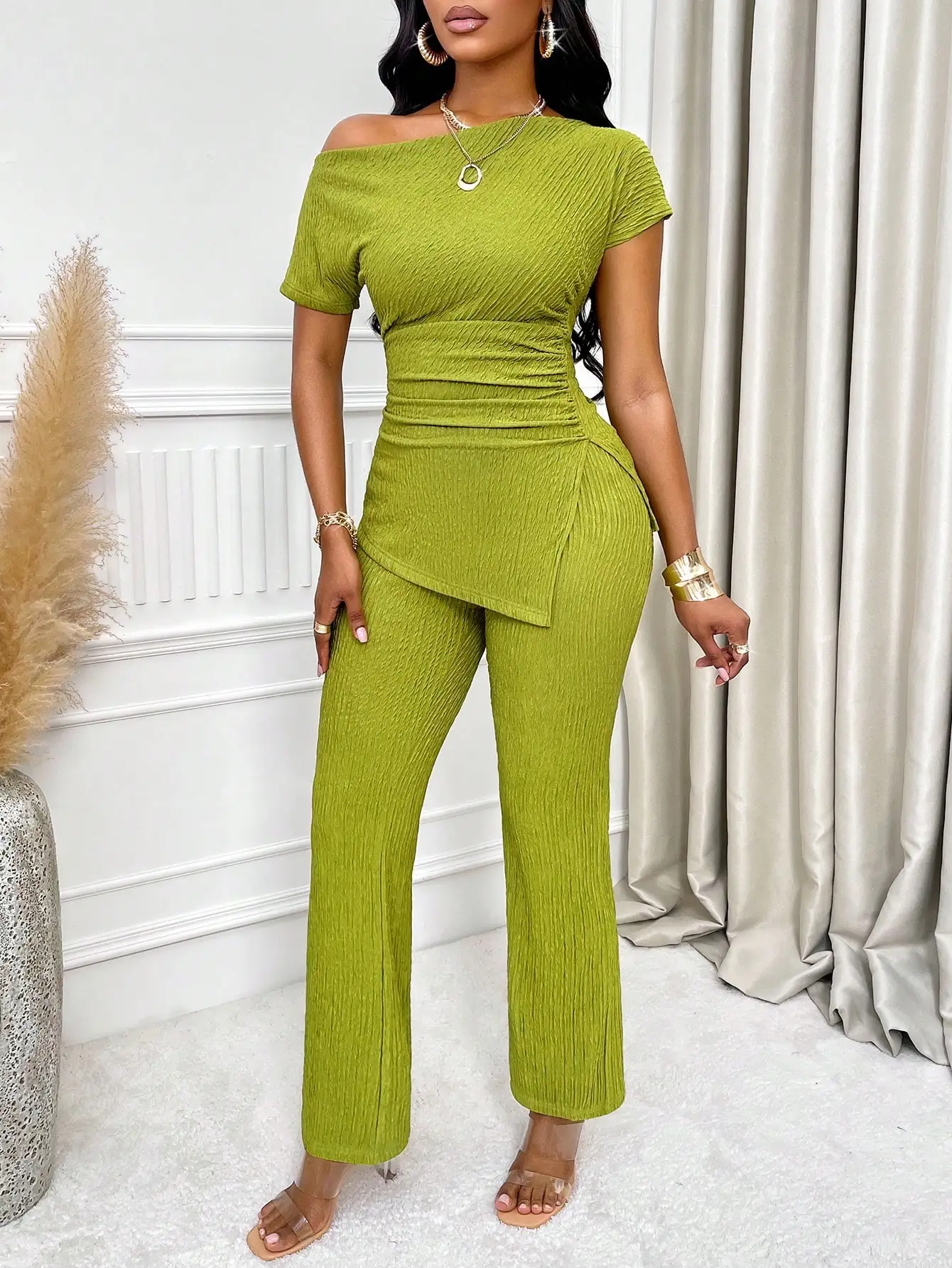 Set top asimmetrico verde con volant e pantaloni a zampa svasata, completo estivo casual in due pezzi per donna