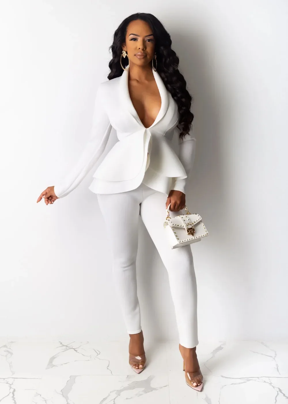 Herbstliches Damen-Outfit, bestehend aus zwei Teilen: ein einfarbiges Oberteil mit V-Ausschnitt und langen Ärmeln, ein Blazer mit Peplum-Saum und eine Bleistiftrockhose – ein elegantes, formelles Business-Outfit für den Büroalltag, erhältlich in großen Größen. – Detail 16
