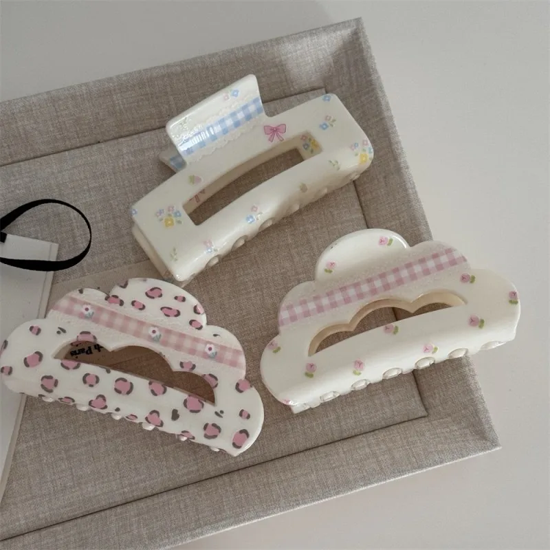 Cremefarbene, floral karierte Acryl-Haarspange für Damen – Detail 3