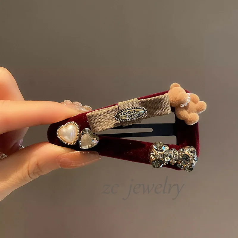 

Fashion Light Luxury Retro Wine Red Heavy Craft Sparkling Diamond Bear Hair Clip for Women High-end Exquisite Side Bangs Bobby P