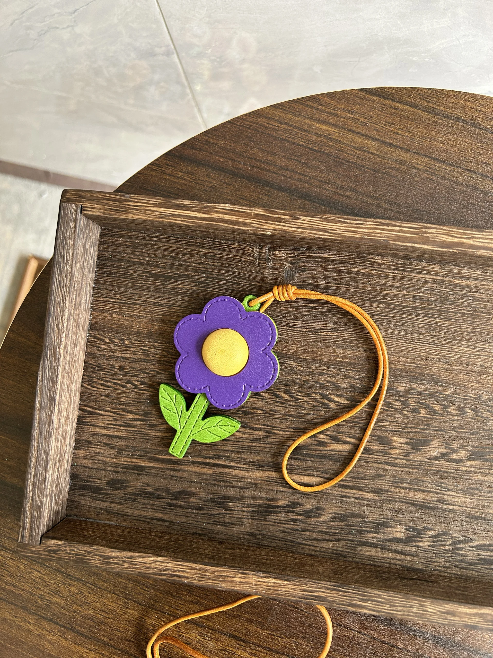 The first layer of cowhide hand-sewn sunflower pendant pet flower pet pendant car charm creative frangipani
