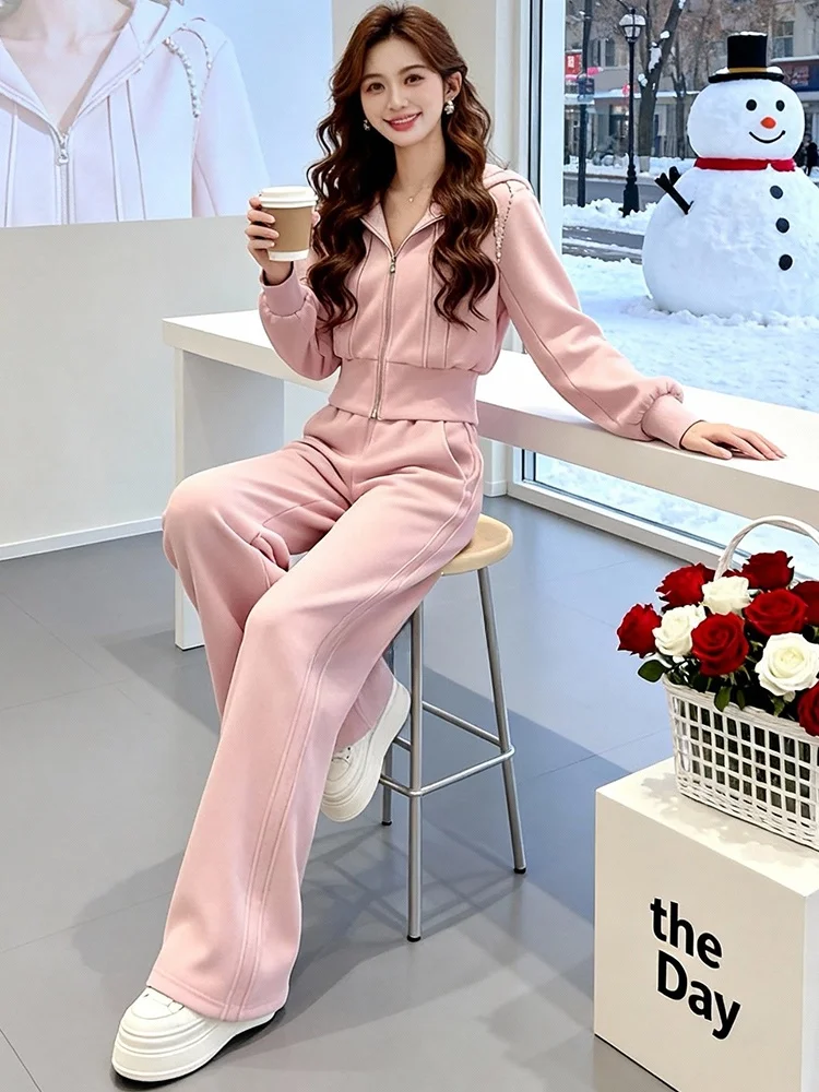 

Весенний женский повседневный спортивный костюм 2026: розовая укороченная куртка, топ и брюки с широкими штанинами, комплект из двух предметов, удобный, с высокой талией, с длинными рукавами