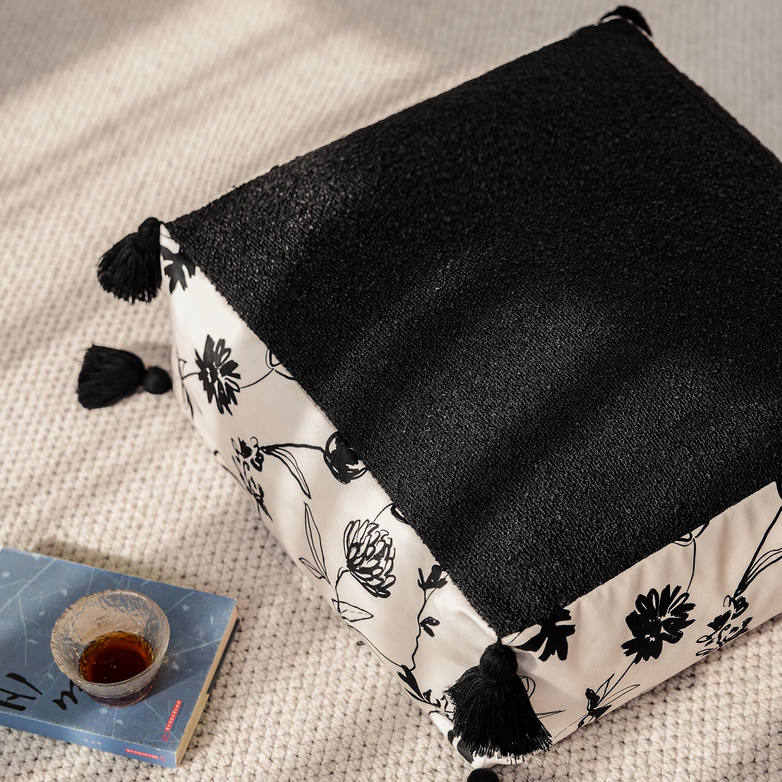 غرفة المعيشة في الغابة الداكنة، مقعد مربع، شرفة، تاتامي، نافذة كبيرة، سجادة أرضية، وسادة فوتون كسول #3