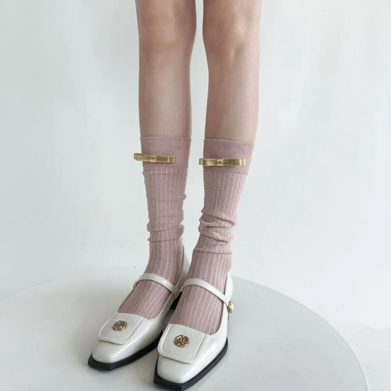 

Весенне-летние новые блестящие шелковые носки с напуском в подиумном стиле для женщин с вертикальными полосками, блестящие кожаные носки до середины икры с бантом