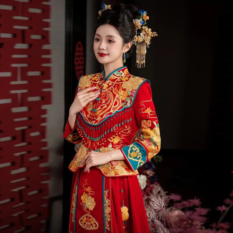 

The bride's wedding dress is a Chinese-style gown and toasting
