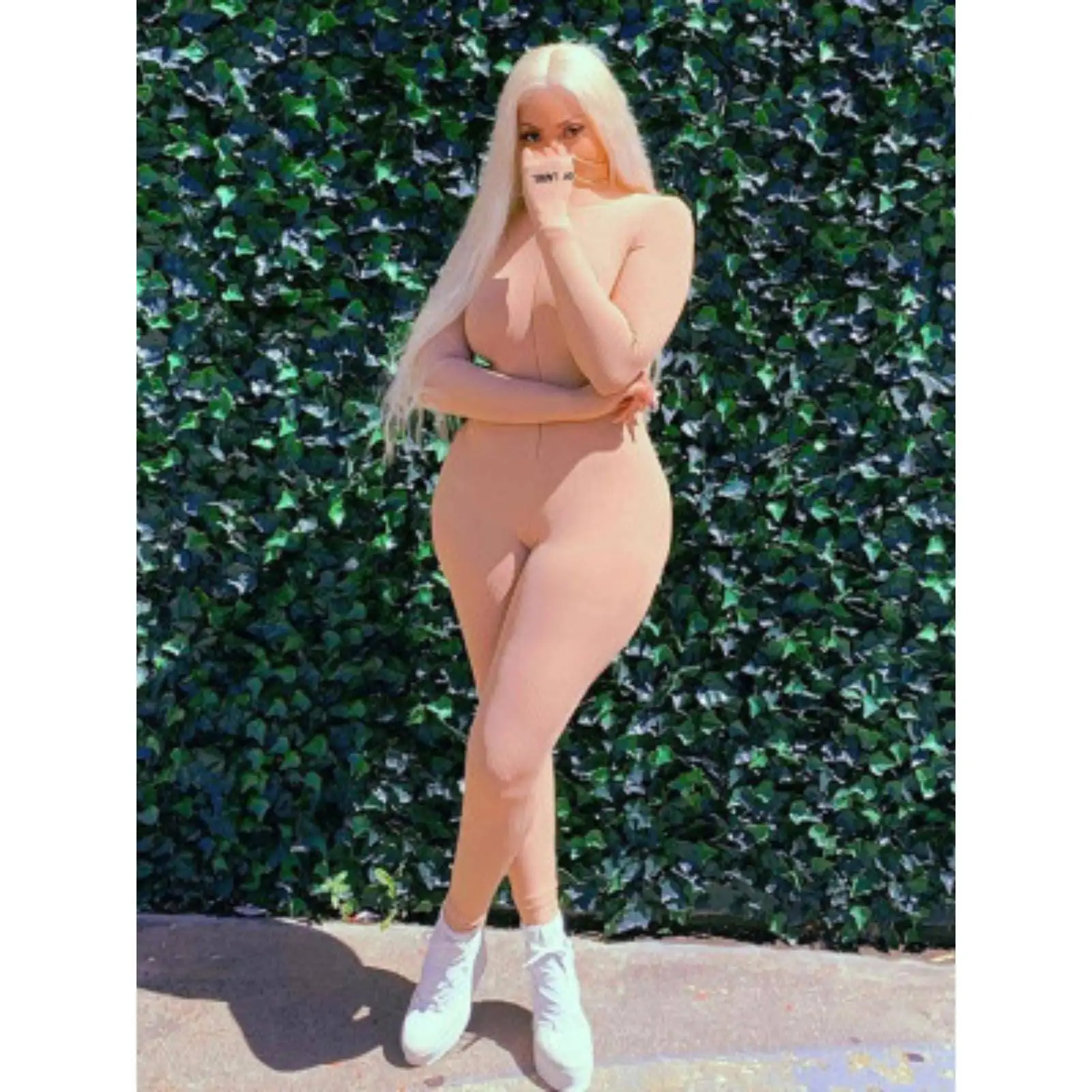 Damski kombinezon sportowy z krótkimi spodniami, dekoltem w serek, zamkiem błyskawicznym, niskim stanem, wygodny materiał, kolekcja wiosna 2023.