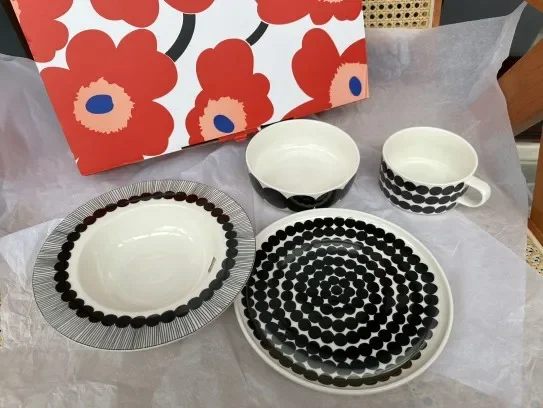 

Finland Black and White Ceramic Tableware Four-Piece Set Soup Bowl Soup Plate Bowl High-End Gift Present Gift Box Plates Set