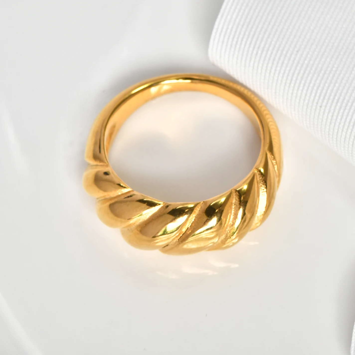 خاتم على شكل قلب مرصع بالألماس من التيتانيوم الصلب المطلي بالذهب عيار 18 قيراط، تصميم فريد أنيق وبسيط مناسب للنساء #3