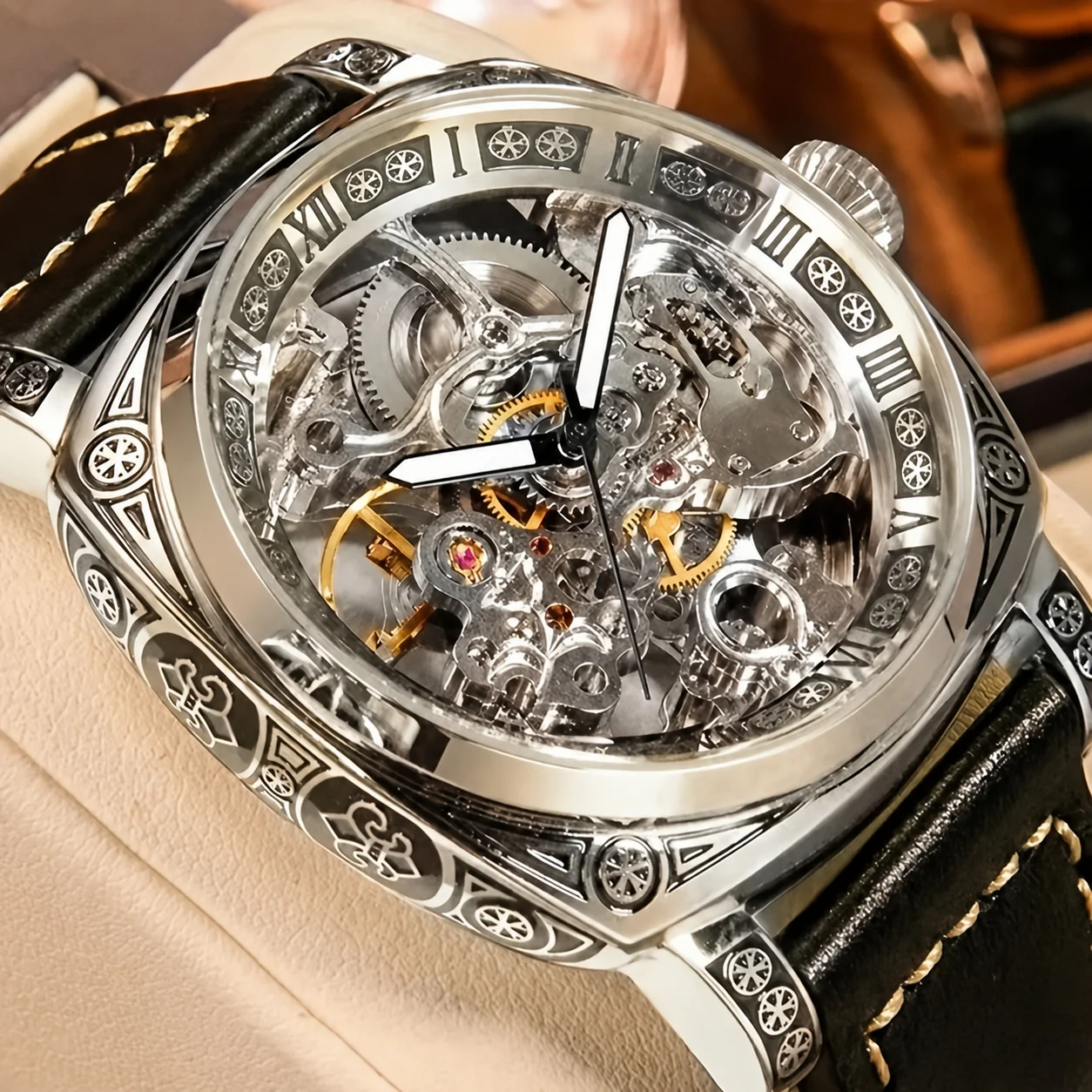 Neue Herrenuhr mit silber-schwarzem Armband, minimalistischem Stil, kreativer Nachtlicht-Gravur, vollautomatische mechanische Uhr