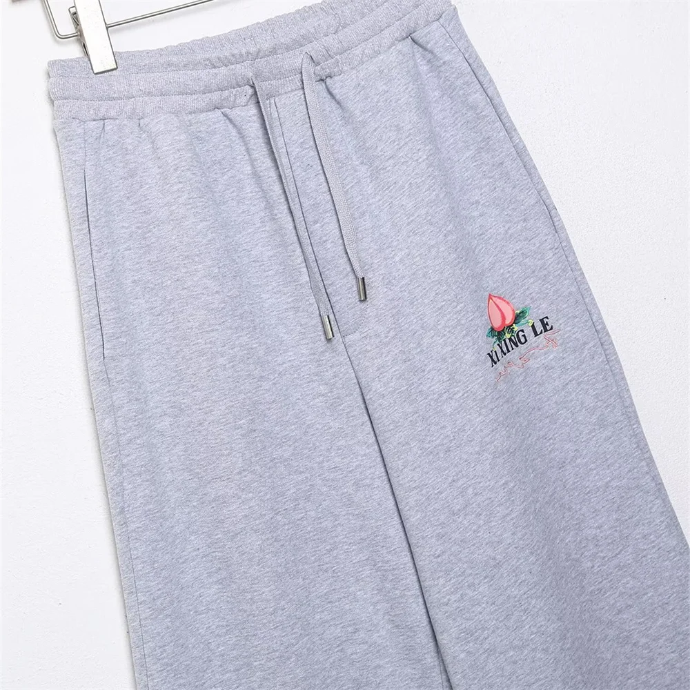 เสื้อผ้าผู้หญิงใหม่สำหรับฤดูใบไม้ร่วง สไตล์ยุโรปและอเมริกา เสื้อสเวตเชิ้ตปักลายพิมพ์ กางเกงจ็อกกิ้งทรงหลวมขายาว