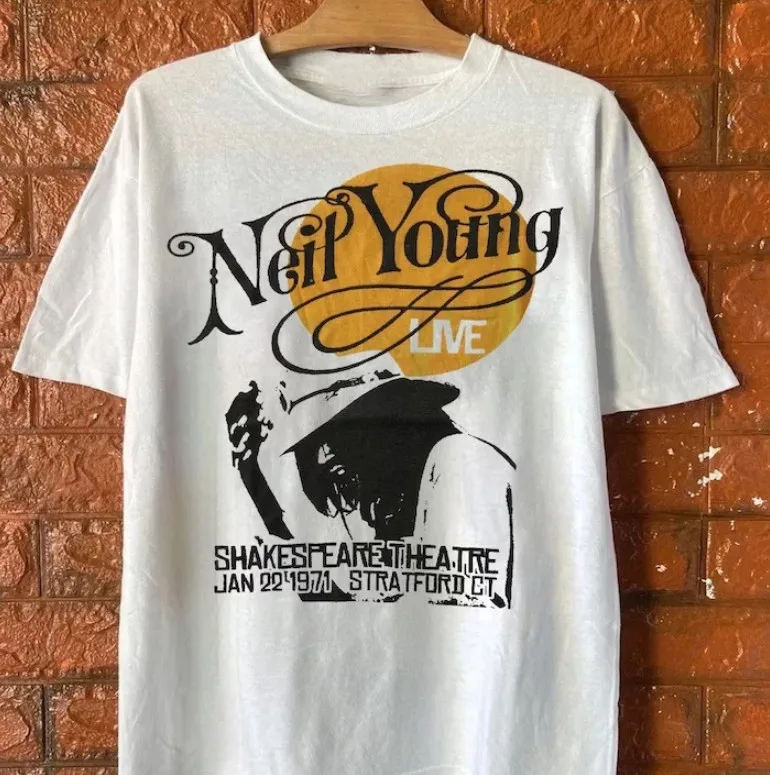 نيل يونغ لايف في مسرح شكسبير 1971 تي شيرت