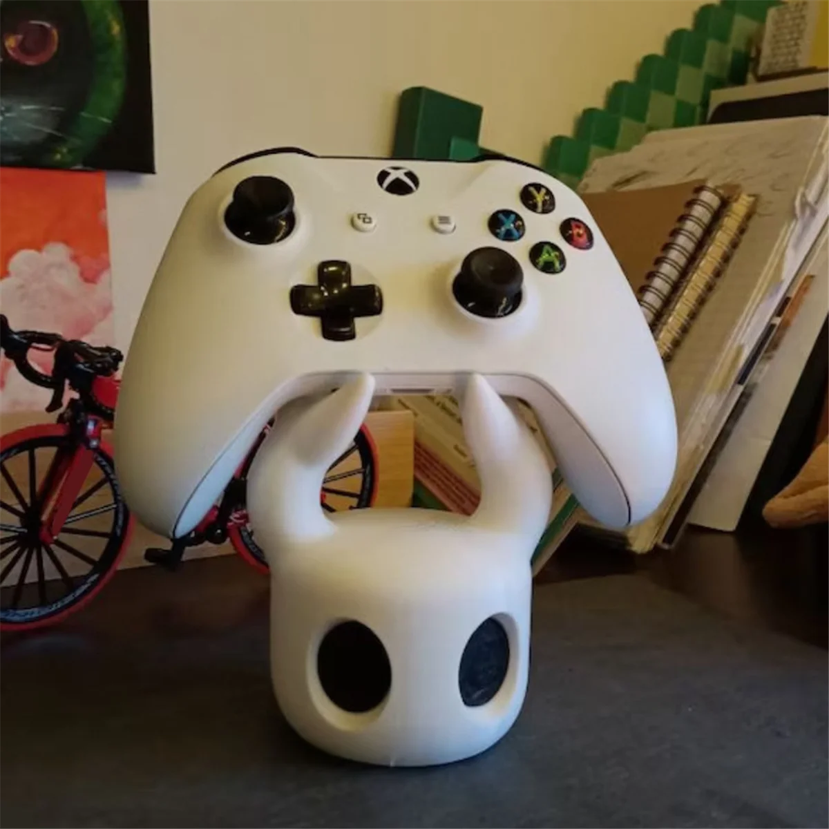 AA91 Universal Game Controller Stand, Compatible with PS4/PS5/Switch, Hollow Knight Theme, Cool Desktop Display White