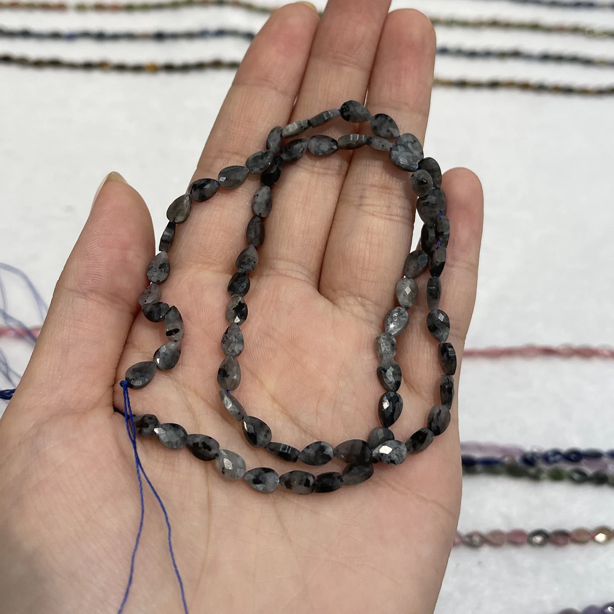 Natürliche Steinperlen aus Dialogit/Amethyst, 3 x 5 mm, zum Basteln von Schmuck, für DIY-Halsketten, Armbänder, Ketten und Ohrringe. – Detail 5