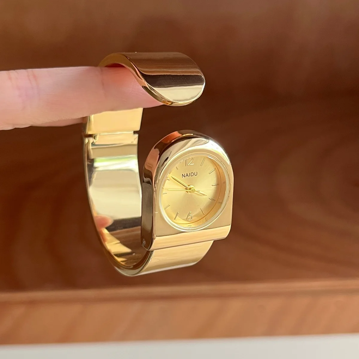 2026 New Gold Bracelet Watch Women's Luxury High-Level Personalized Design Exquisite Fashion Quartz Watch Birthday Gift