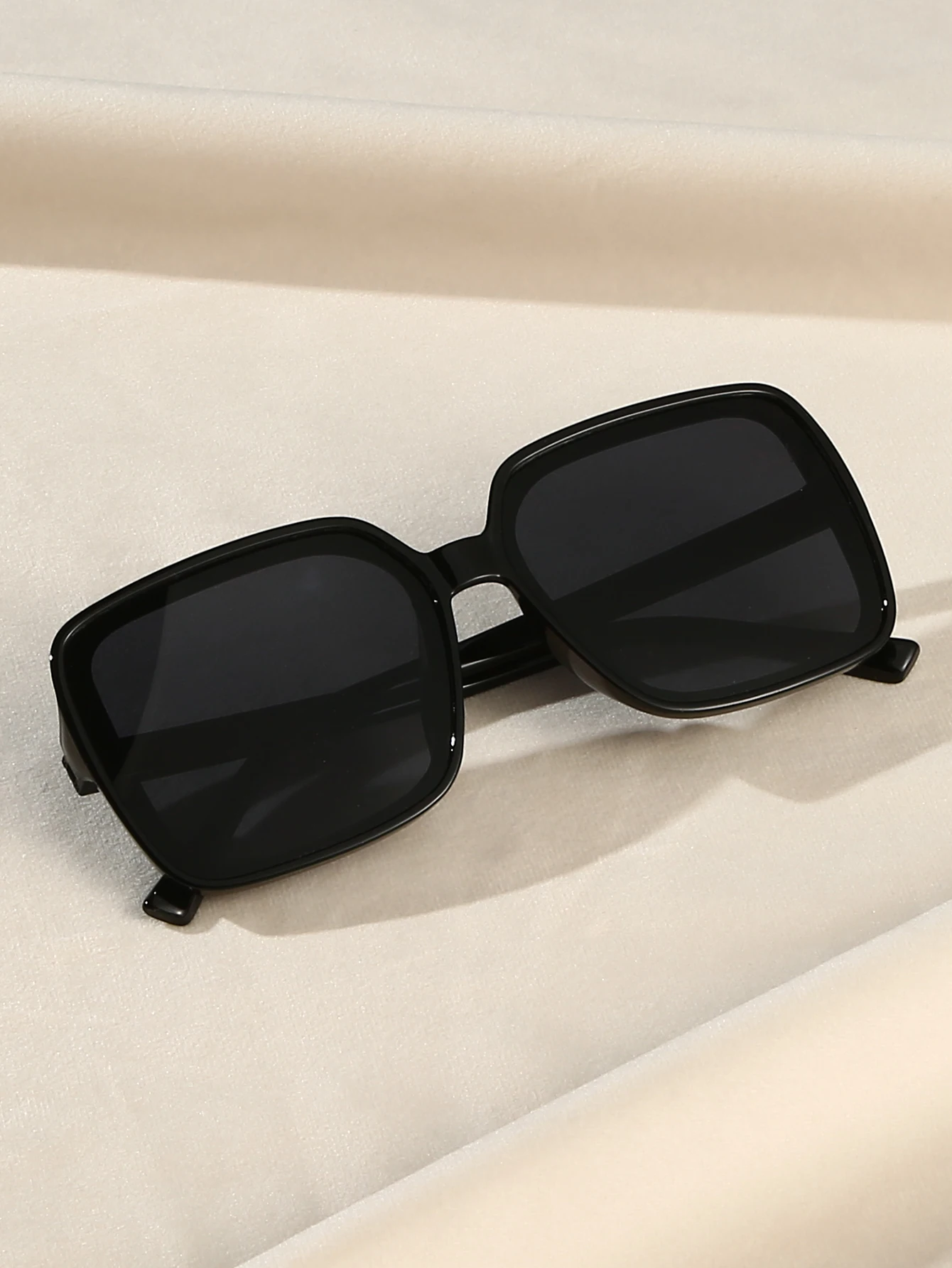 1 Stück übergroße schwarze Brille mit quadratischem Rahmen, Kunststoffrahmen, PC-Linsen, modische und einfache, grundlegende dekorative Brille, Urlaubsgeschenke