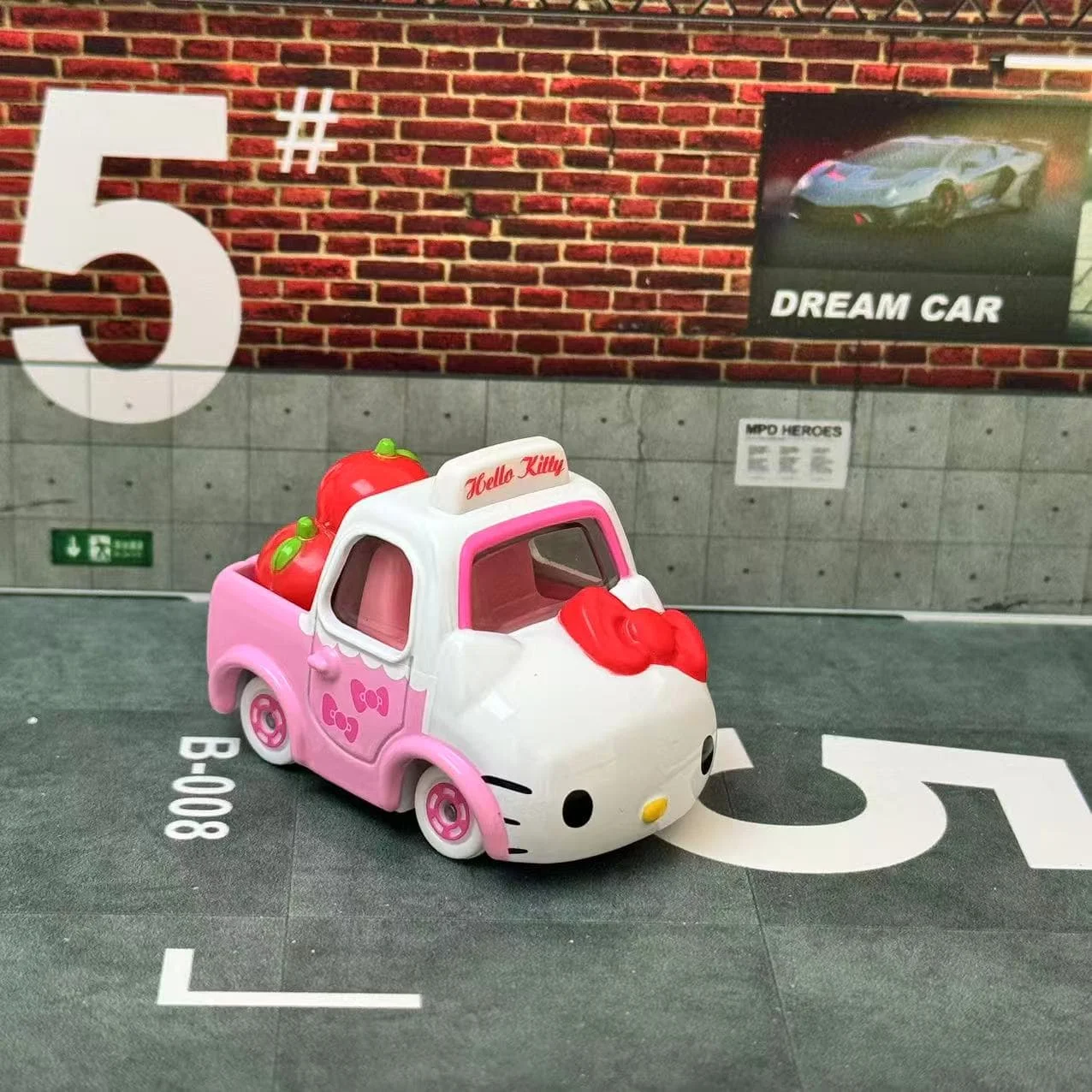 Takara Tomy Tomica rêve Tomica n° 152 Hello Kitty Apple Carrier alliage jouets véhicule à moteur modèle en métal moulé sous pression pour les enfants