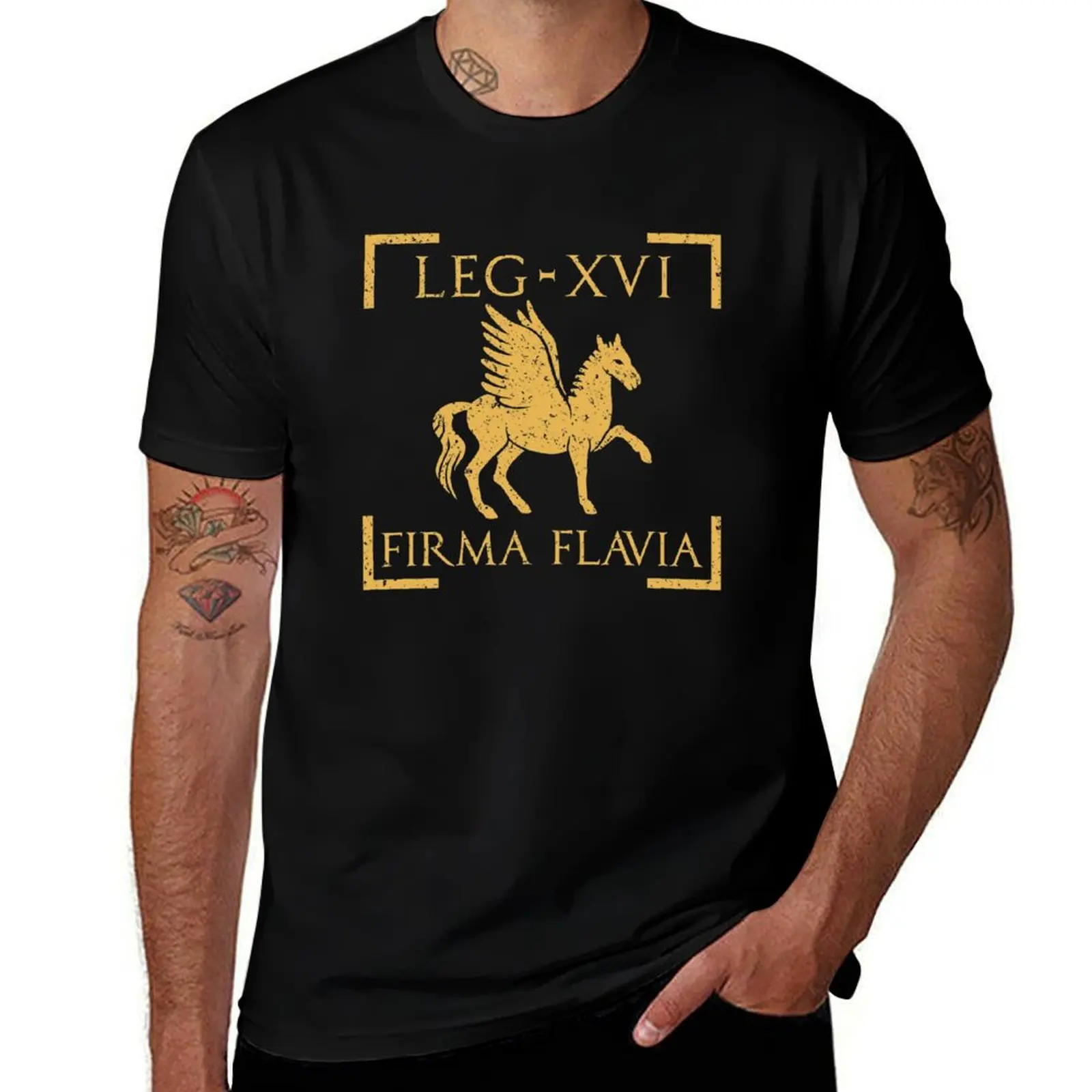 Camiseta Legio XVI Flavia Firma Pegasus Emblem Roman Legion com estampa gráfica elegante e manga curta