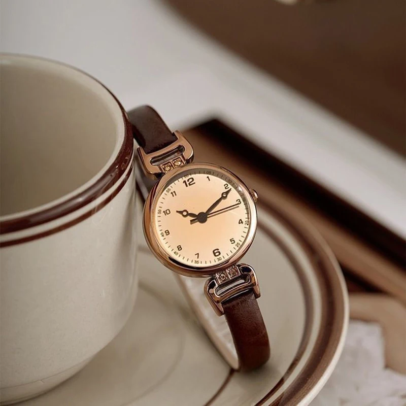 حزام نسائي دائري رقمي صغير الحجم على الطراز البريطاني القديم، ساعة كوارتز عصرية فاخرة وخفيفة الوزن مناسبة للارتداء اليومي