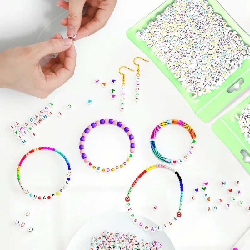 800 قطعة من خرز الحروف للصنع، 28 نمطًا و8 ألوان من خرز الحروف الأبجدية، وخرز وجه ملون وفاخرة على شكل قلب