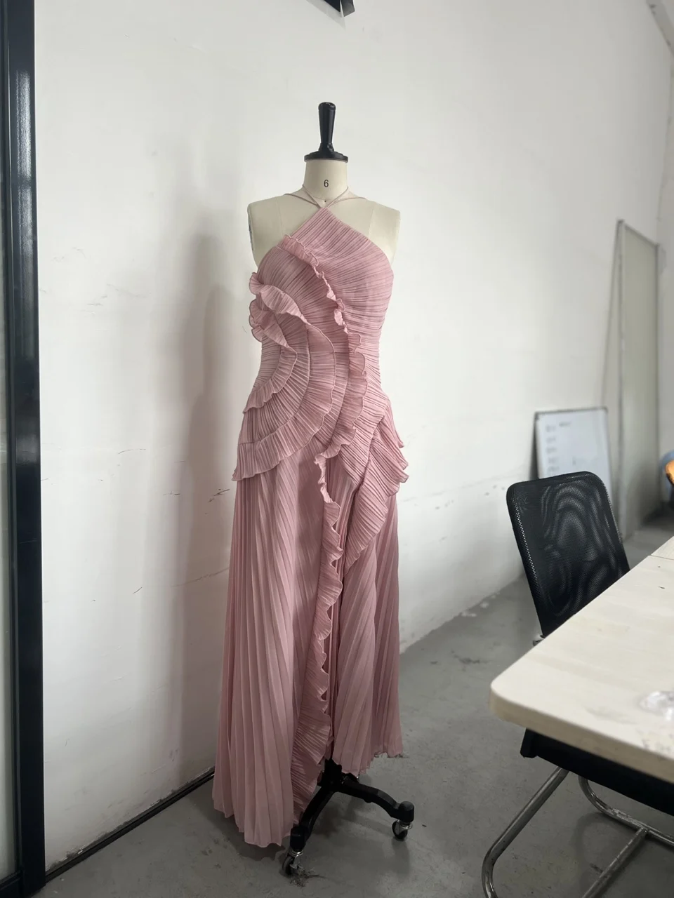 Elegante paarse halter A-lijn galajurken ruches gelaagde rugloze feestjurk zomervakantie chiffon lange avondjurk