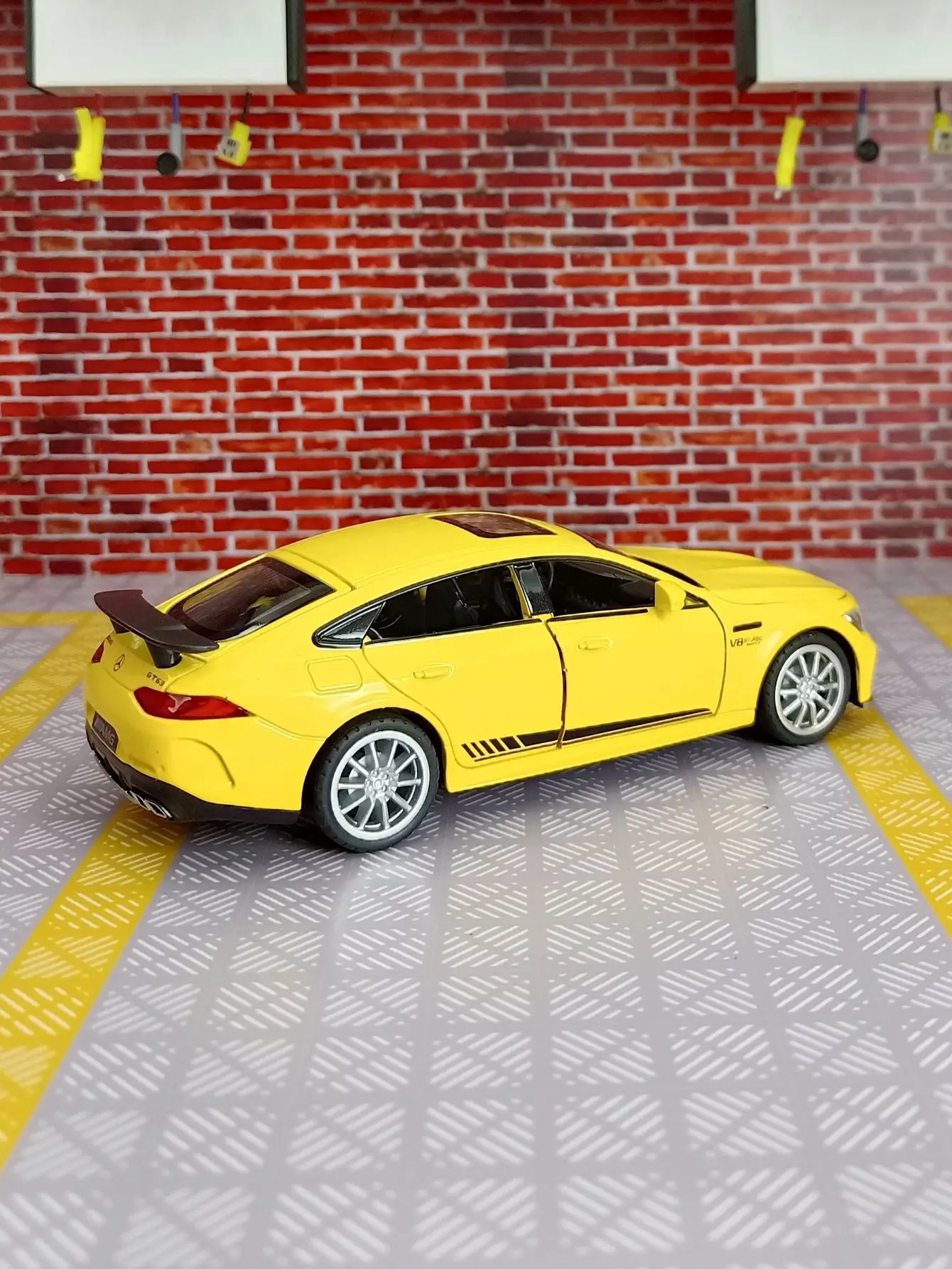 1: 32 Mercedes Benz GT63 alloy car model ornament collection with sound and light return function door can be opened