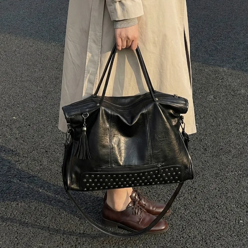 Damen-Handtasche mit Nieten- und Quastenverzierung, Weiche PU-Leder Schultertasche, Große Umhängetasche für den Alltag – Detail 7