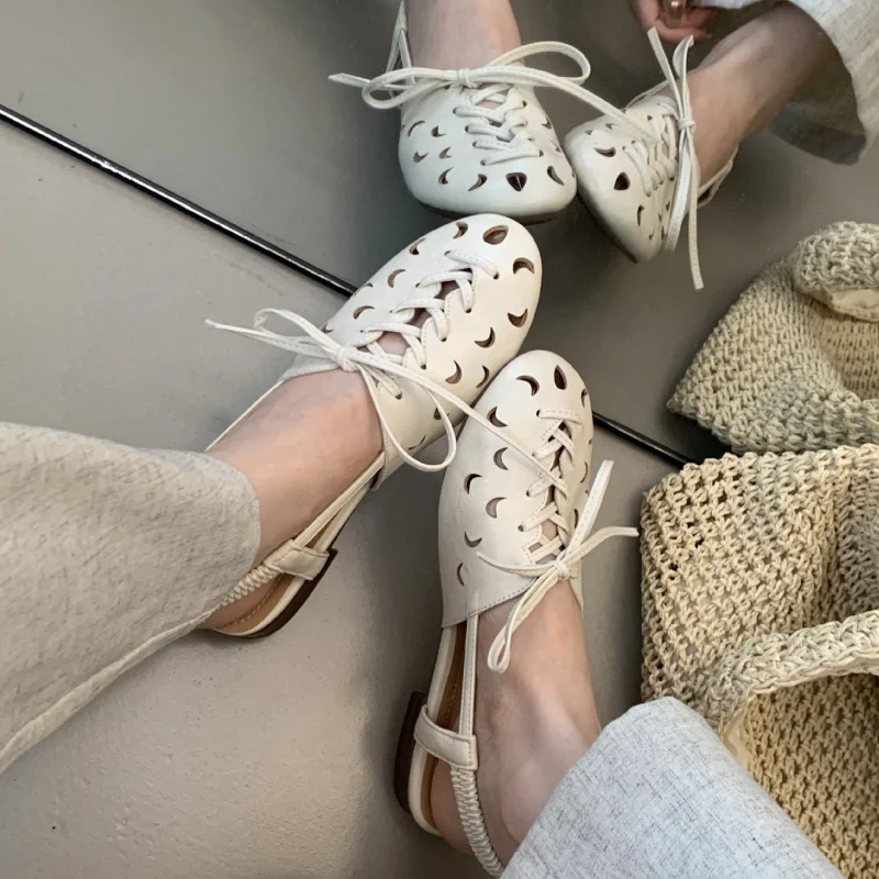 2025 nuevo Retro ahueca hacia fuera la sandalia de las mujeres de la manera del dedo del pie redondo resbalón en los zapatos del talón bajo cuadrado vestido al aire libre mulas calzado