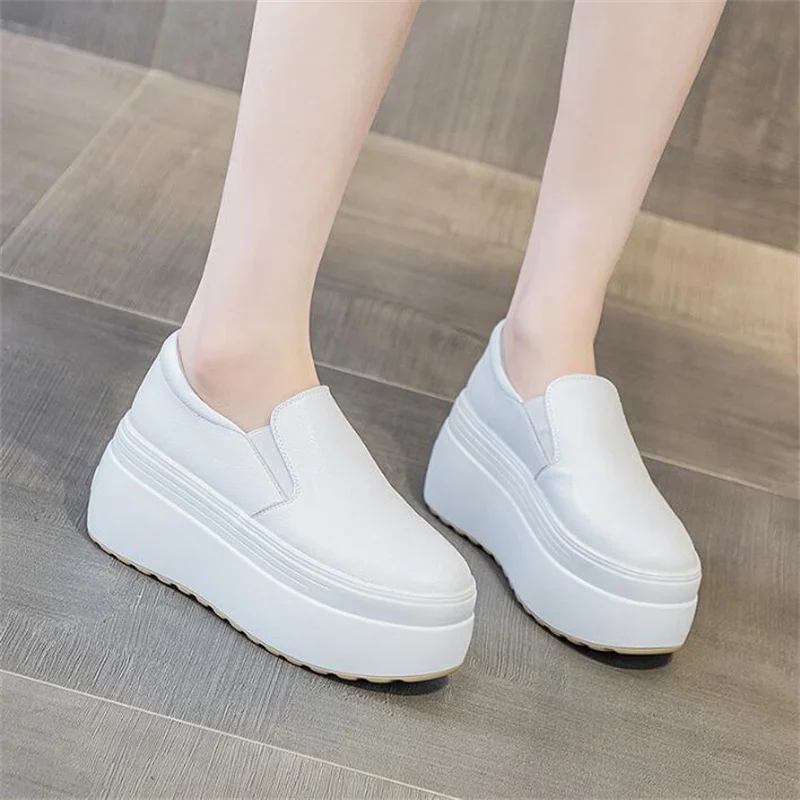 Kobiety 8CM prawdziwej skóry moda Walking wysokość zwiększenie mokasyny damskie Casual platforma klin białe kobiety Slip on czarne buty