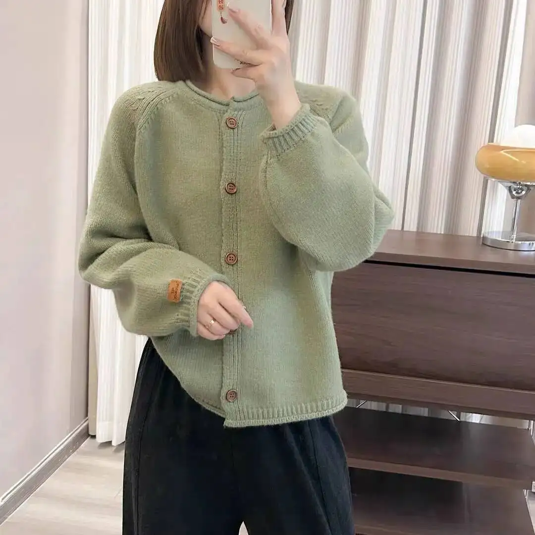 Cardigan lavorato a maglia Primavera e autunno Nuovo esterno ampio che indossa una giacca maglione con scollo tondo arricciato corto di colore sottile