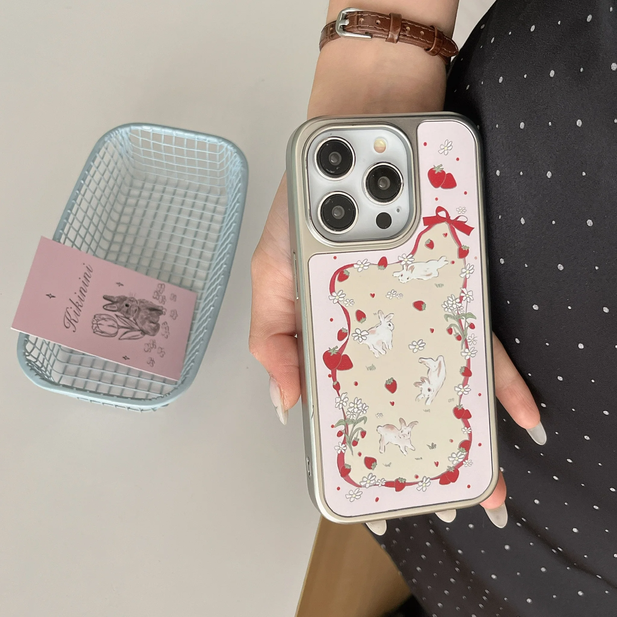 ピンクウサギイチゴウェーブポイントフラワーちょう結びシルクリボン鏡面スライバーエッジケース iPhone 13 14 15 16 プロマックス