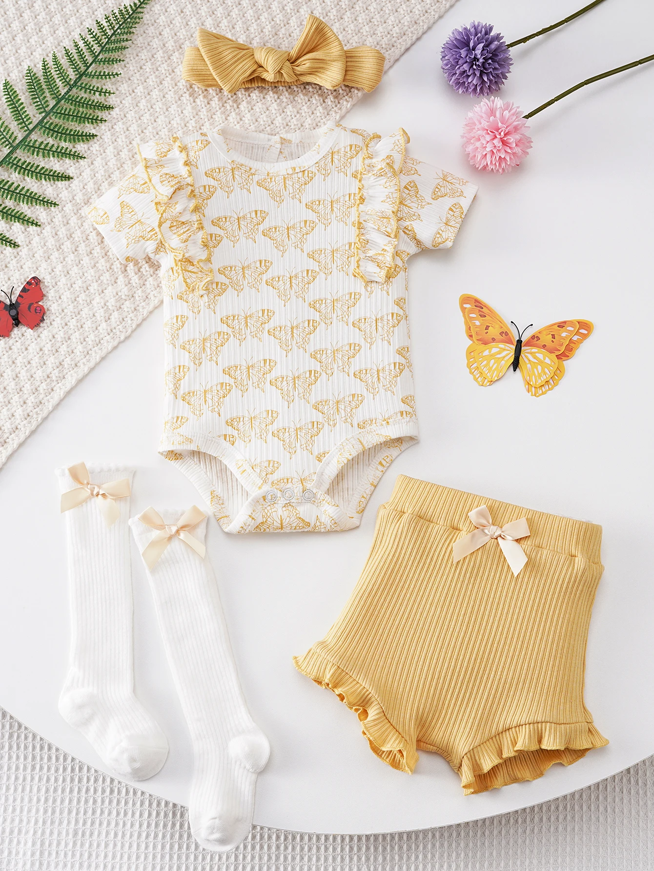 4-Piece Set of Newborn Baby Triangle Romper Outfit, Summer Short-Sleeved Romper, Lace Shorts, Socks, Headband, Cute and Fashionable Style Suitable for 1-12 Month Old Baby Girls to Wear When Going Out