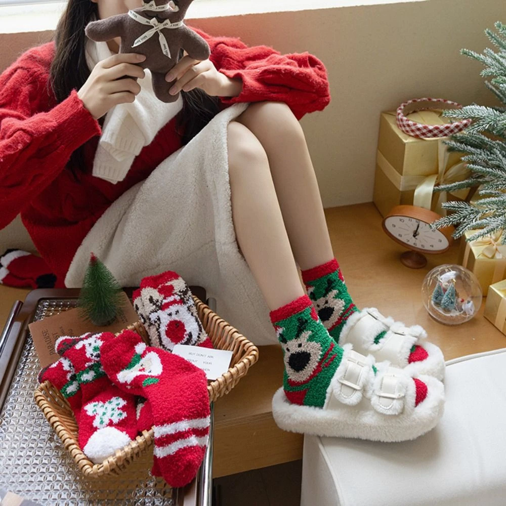 Casual Cartoon Weihnachten Socken Santa Claus Weihnachtsbaum Korallen Samt Socken Elch Schneemann Boden Schlaf Socken Mädchen