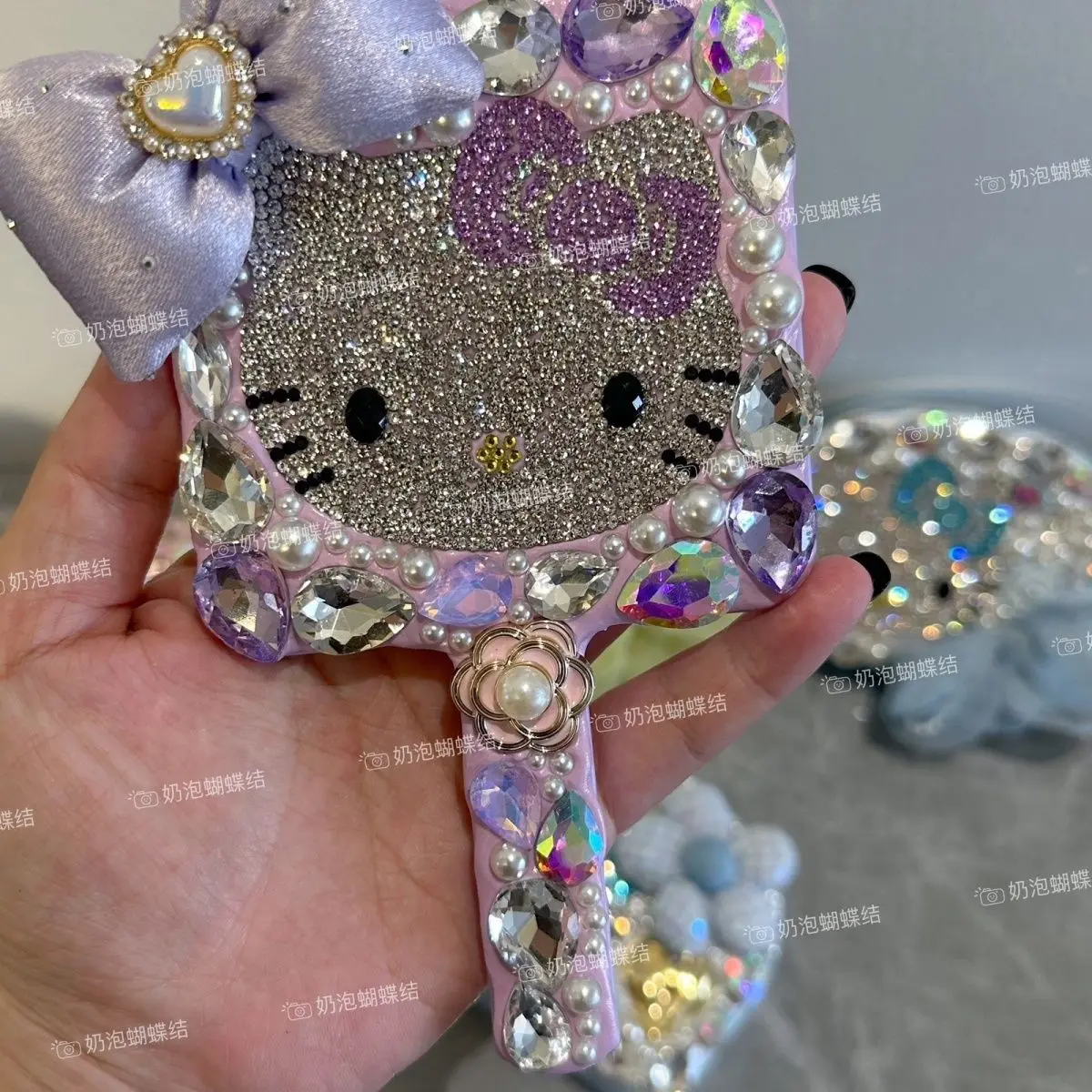 

2025 Diamond-encrusted Hello Kitty Makeup Mirror Handheld Mirror Essential for Touch-ups Portable Mirror Desktop Full Diamond