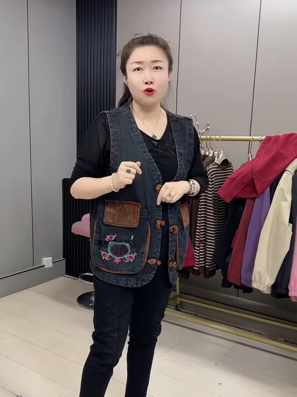 

Spring 2026 Casual Versatile Women's Large Size Denim Embroidered V-ne Waistcoat Outerwear with kets Regular Thin