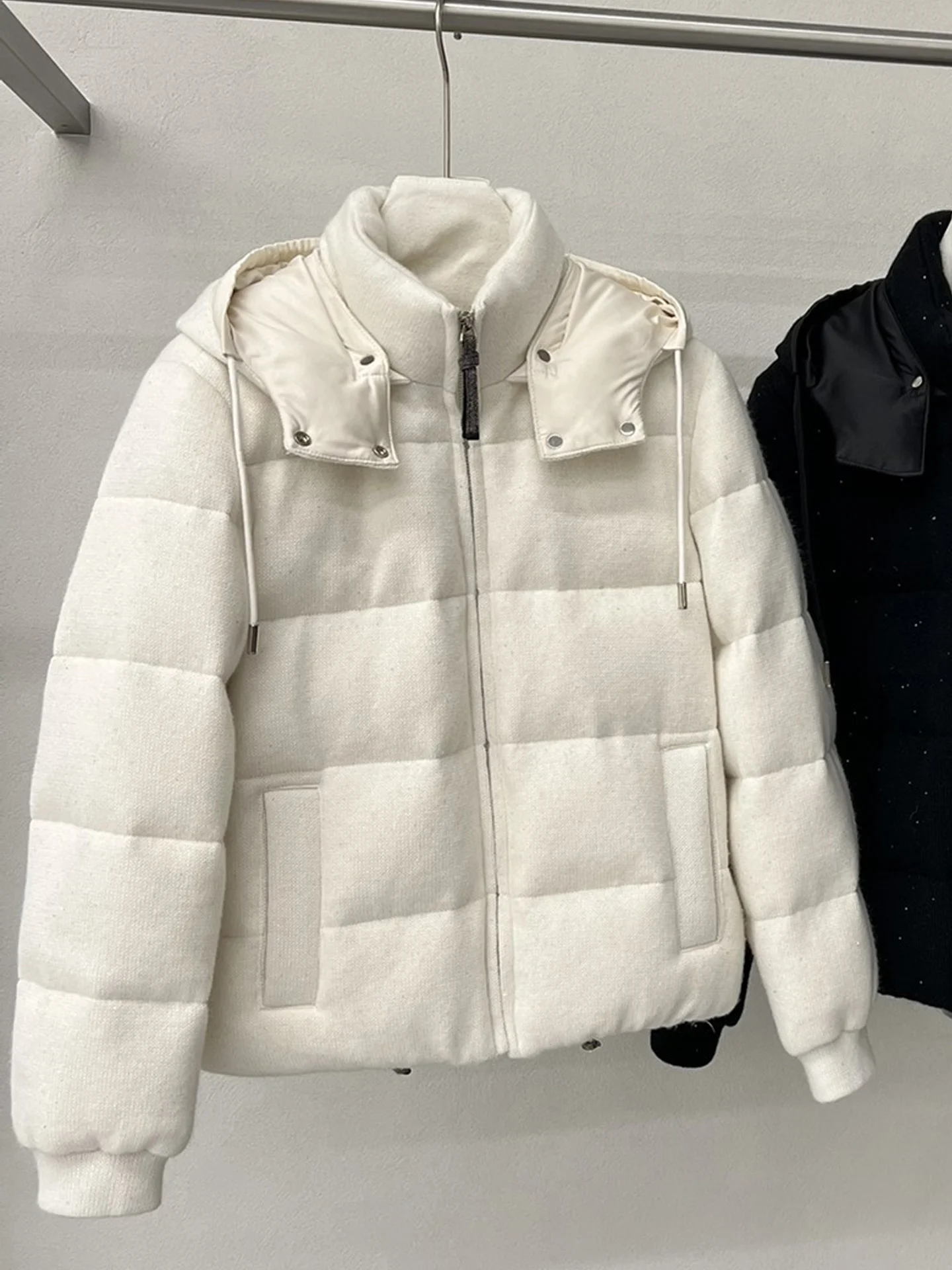

New Autumn/Winter High-Quality Fashionable Retro-Style Hooded Single-Breasted Down Jacket For Women.