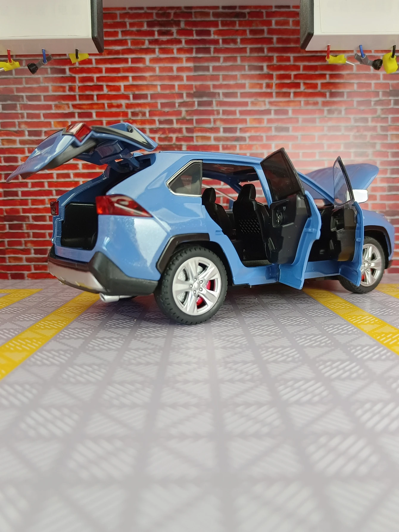 1:24 simulation Toyota RAV4 alloy car model doors and the front hood and trunk door can be opened has sound and lighting - view 6