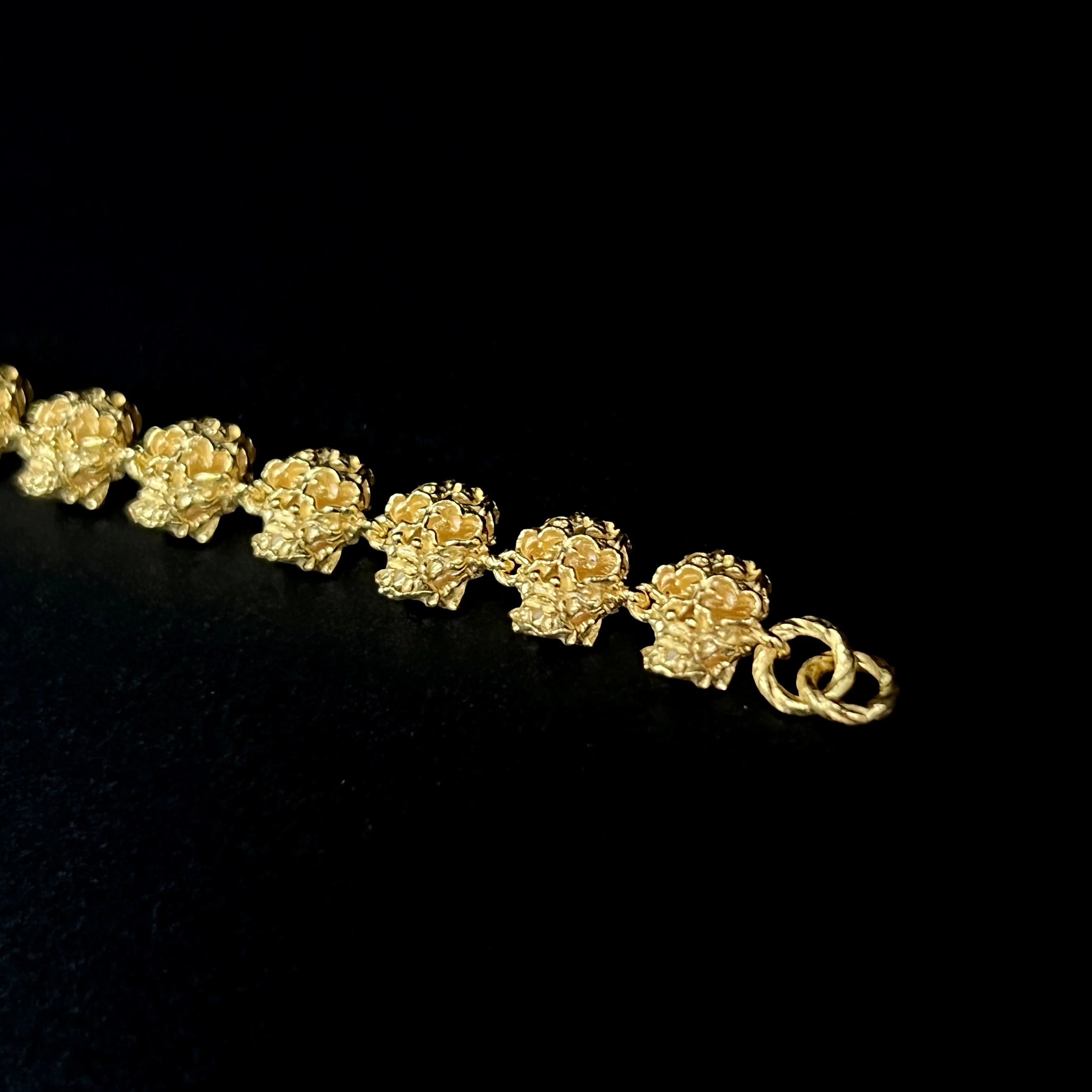 Pulsera estilo vintage con hueso de calavera de oro de 24 quilates chapada en plata S925, diseño a pequeña escala, accesorio único.