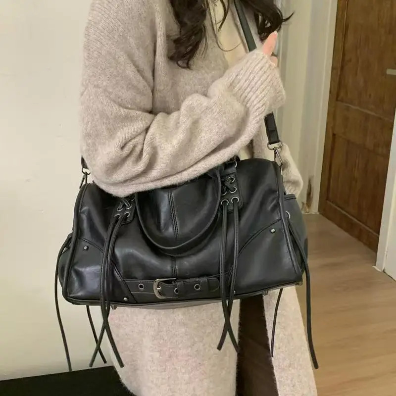 

Y2k Motorcycle Boston Bag, Vintage Pu Leather Shoulder Bag, With Belt Buckle & Tassel Design, Large Capacity Commuter Handbag
