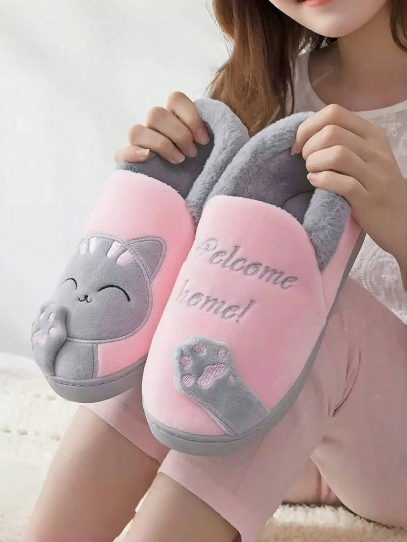 

Children's autumn and winter Maneki Neko cute and warm slippers parent-child bag and fleece fleece slippers