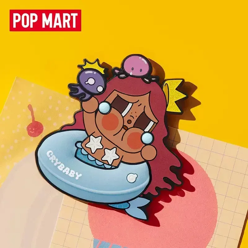 ポップマート オリジナル ミステリーボックス CRYBABY バケーションモード オン フリッジマグネットシリーズ ゲスバッグ オーナメント フィギュア デコレーション ブラインドボックス おもちゃ ギフト