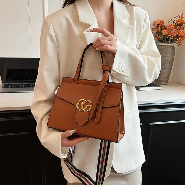 

Vintage Commute Shoulder Bag, Large Capacity with Detachable Strap, Polished Hardware, New 2026