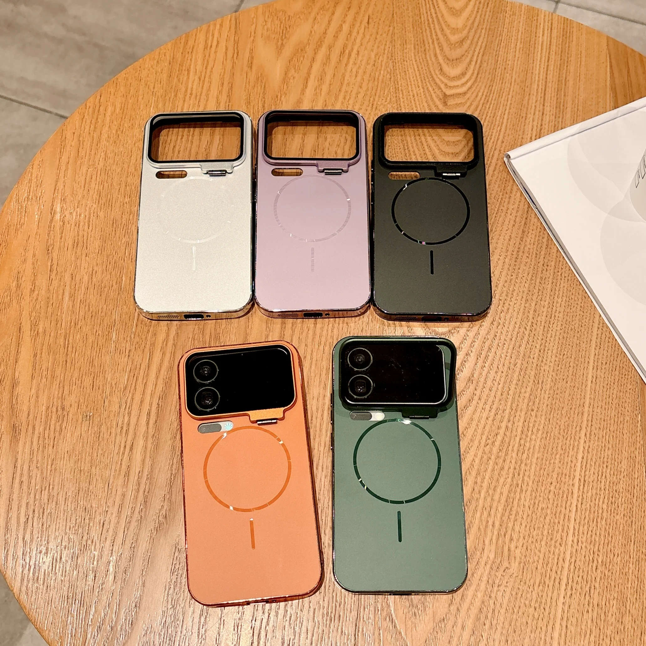 Bezprzewodowe ładowanie Magnetyczne etui na telefon z wbudowaną szklaną ochroną aparatu dla Xiaomi 17 Pro Max, cienka obudowa z podpórką na obiektyw — zdjęcie produktu 2