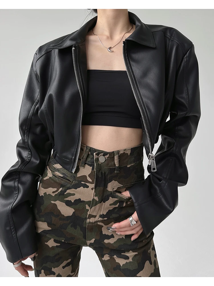Giacca da motociclista in pelle da donna, design alla moda per primavera autunno, capo esterno corto e di tendenza, vestibilità ampia per il commuting